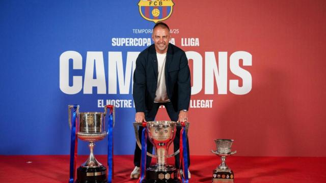 Hansi Flick posa con el triplete nacional de títulos levantado por el Barça en la temporada 2024-25