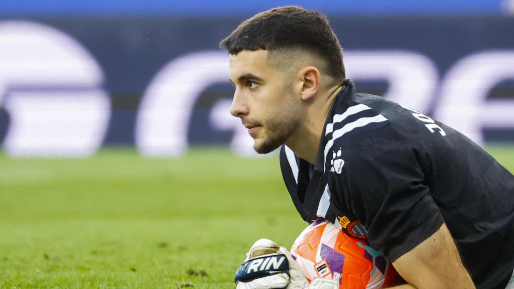 Joan García, portero del Espanyol, atrapa un balón