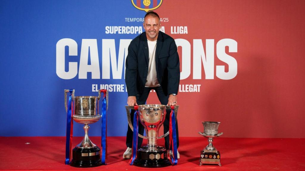 Hansi Flick posa con el triplete nacional de títulos levantado por el Barça en la temporada 2024-25