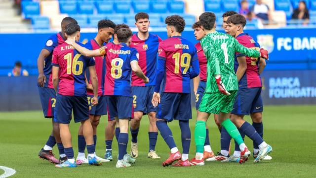 Los jugadores del Barça B hacen piña en la derrota contra el Amorebieta