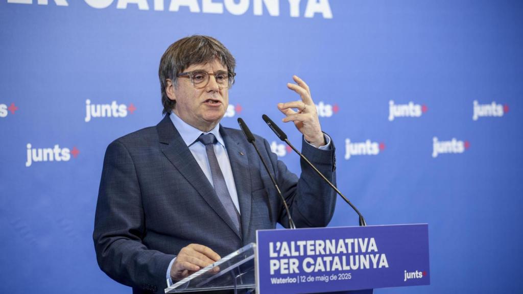 El expresidente catalán Carles Puigdemont en una intervención pública durante la reunión del grupo parlamentario de Junts en Waterloo