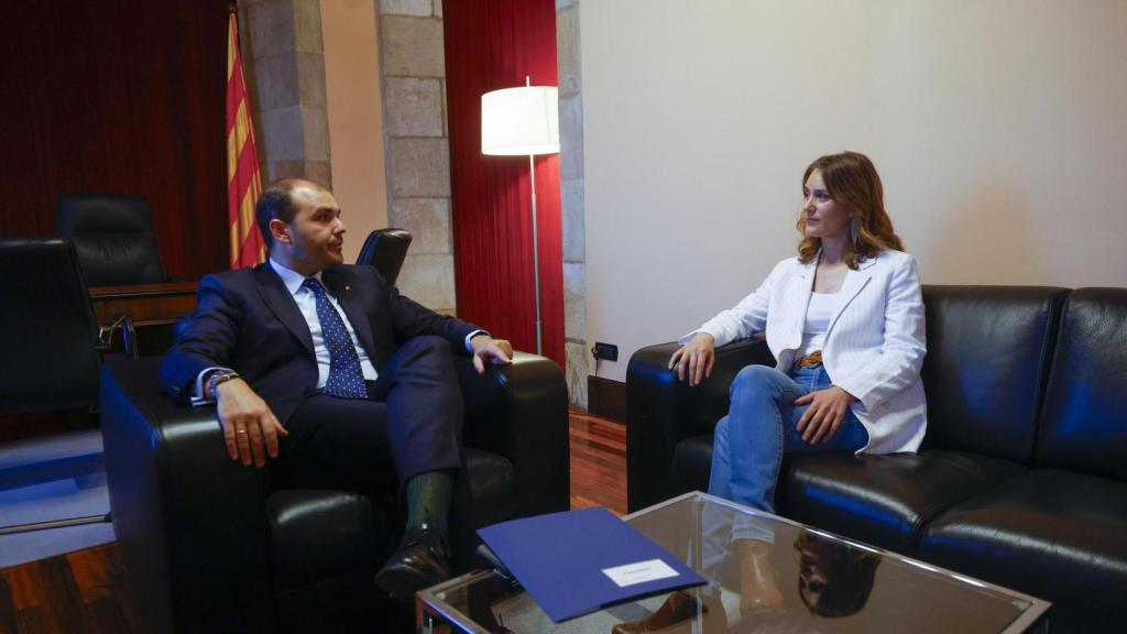 El conseller de la Presidencia, Albert Dalmau, y la líder de los Comuns en el Parlament, Jéssica Albiach, durante la reunión que han mantenido este miércoles en el Parlament de Cataluña.