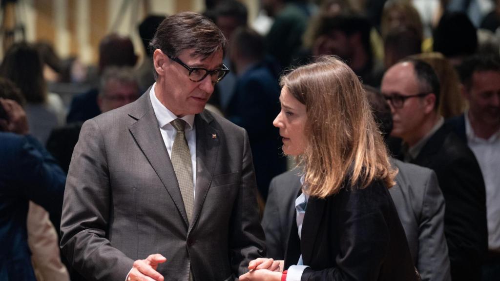 El presidente de la Generalitat de Cataluña, Salvador Illa, saluda a la presidenta del grupo Comuns Sumar, Jéssica Albiach