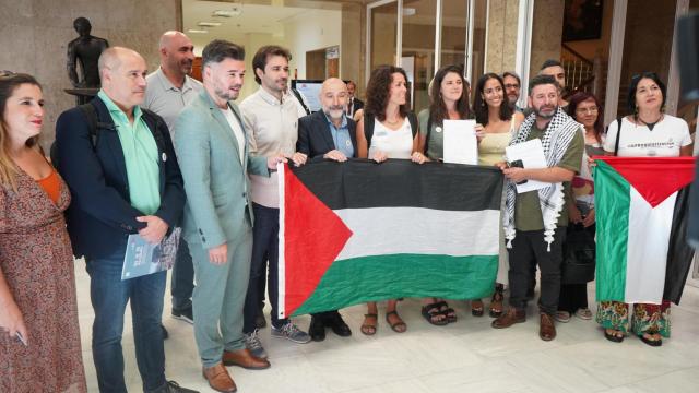 Gabriel Rufián, junto a otros diputados, en el Congreso, tras firmar una iniciativa para incluir el embargo de armas militares en la legislación española