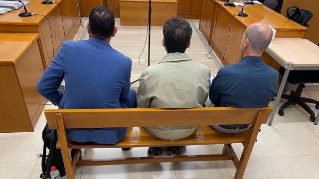 El exalcalde de Badalona, Rubén Guijarro, junto a los otros dos acusados de un delito sobre la ordenación del territorio