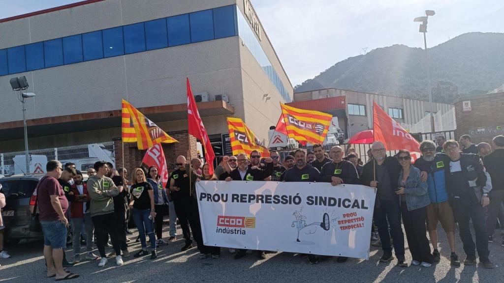 Concentración en Movex por el despido del representante sindical de CCOO