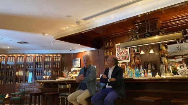 Javier Mariscal y Javier de las Muelas en el Dry Martini