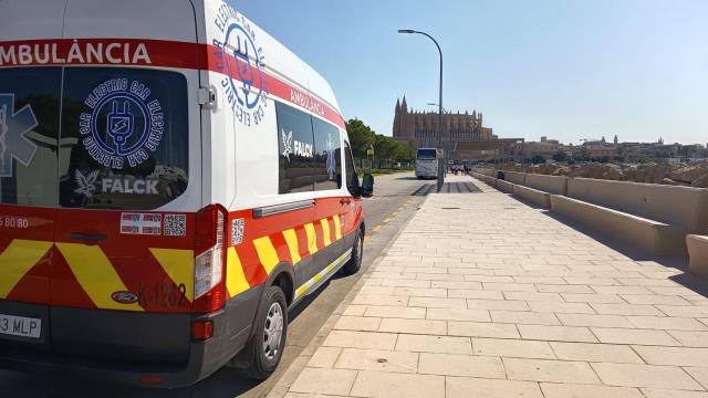 La ambulancia eléctrica de Falck, frente a la catedral de Mallorca