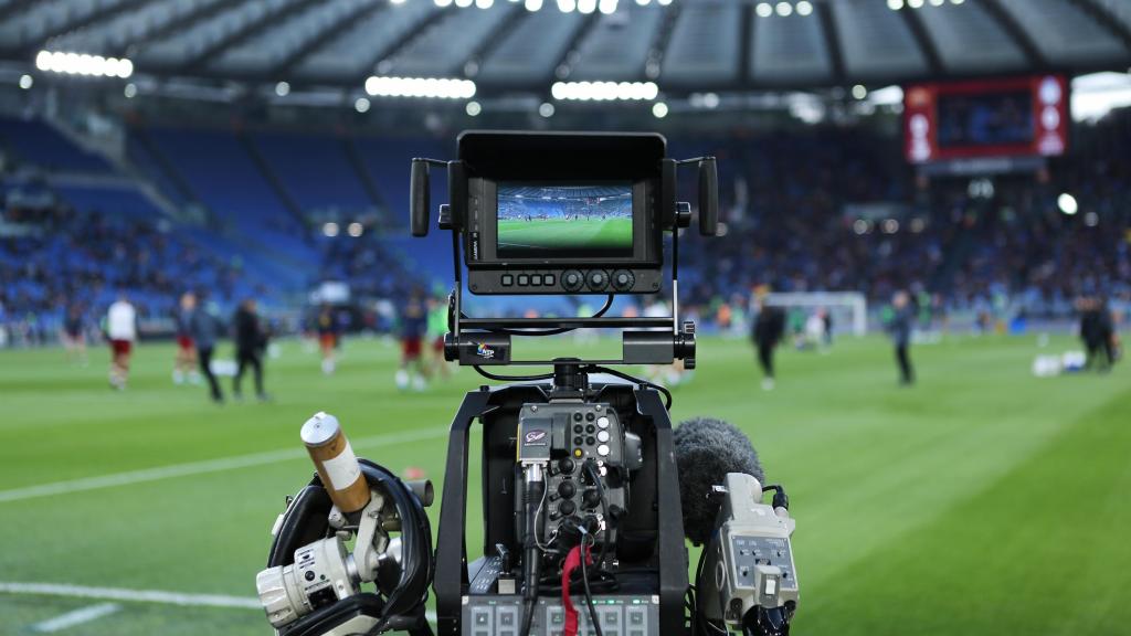 Una cámara de televisión en un estadio de fútbol (imagen de archivo)