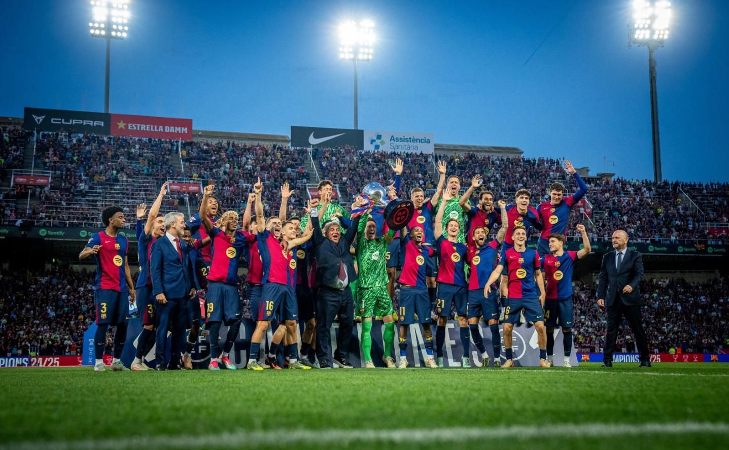 Els jugadors del Barça celebren el títol de Lliga a Montjuïc