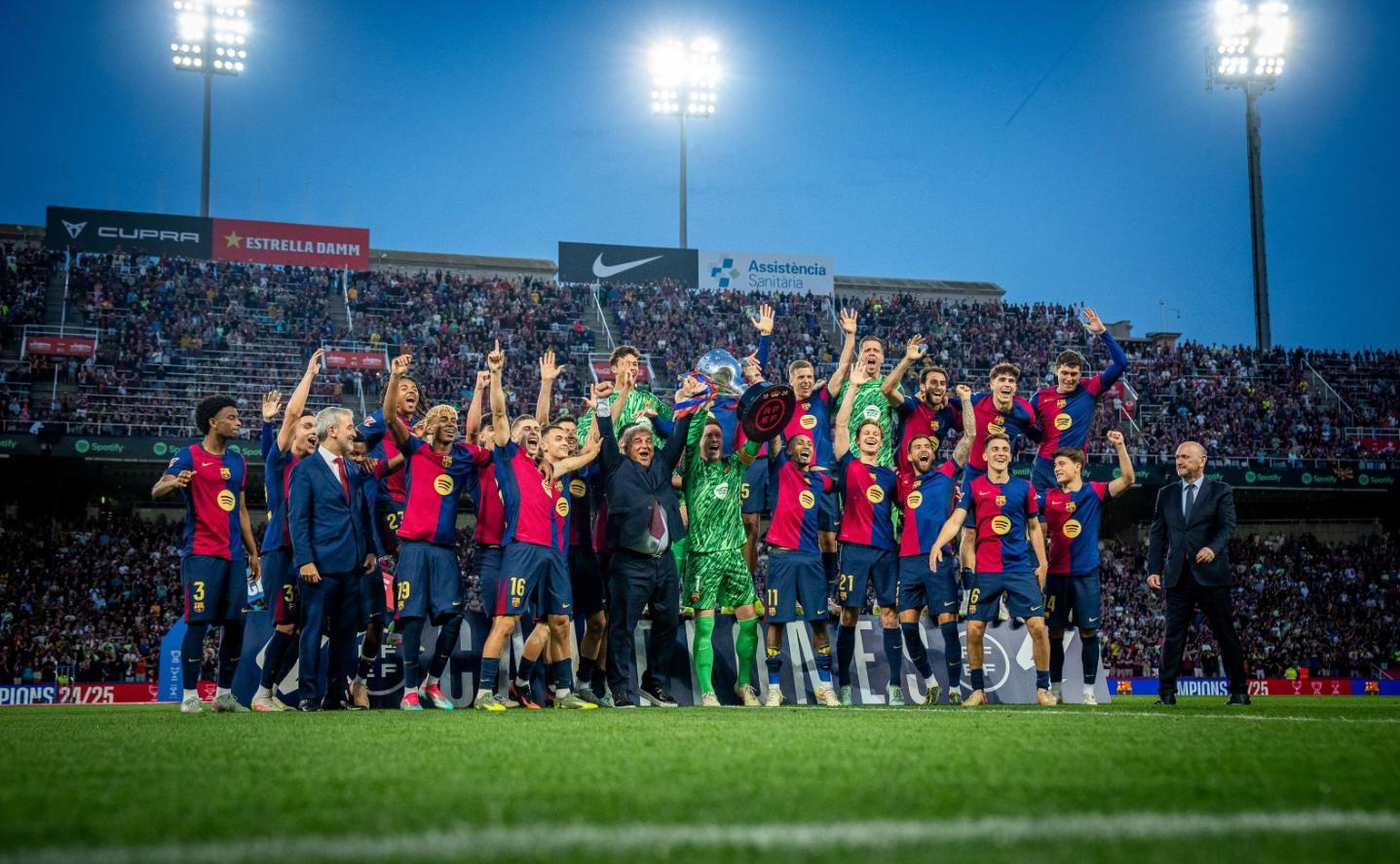 Los jugadores del Barça celebran el título de Liga en Montjuïc