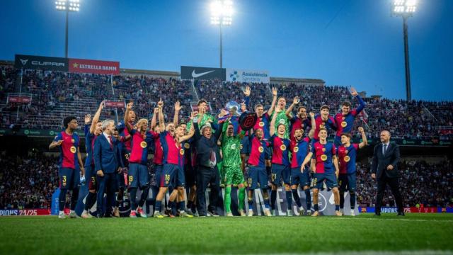Los jugadores del Barça celebran el título de Liga en Montjuïc