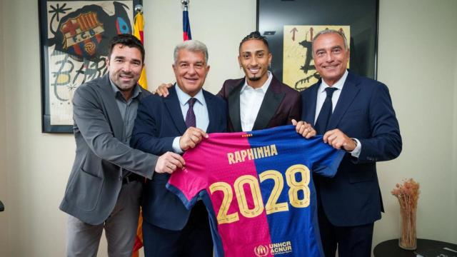 Raphinha celebra su renovación con el Barça junto a Deco, Joan Laporta y Rafa Yuste