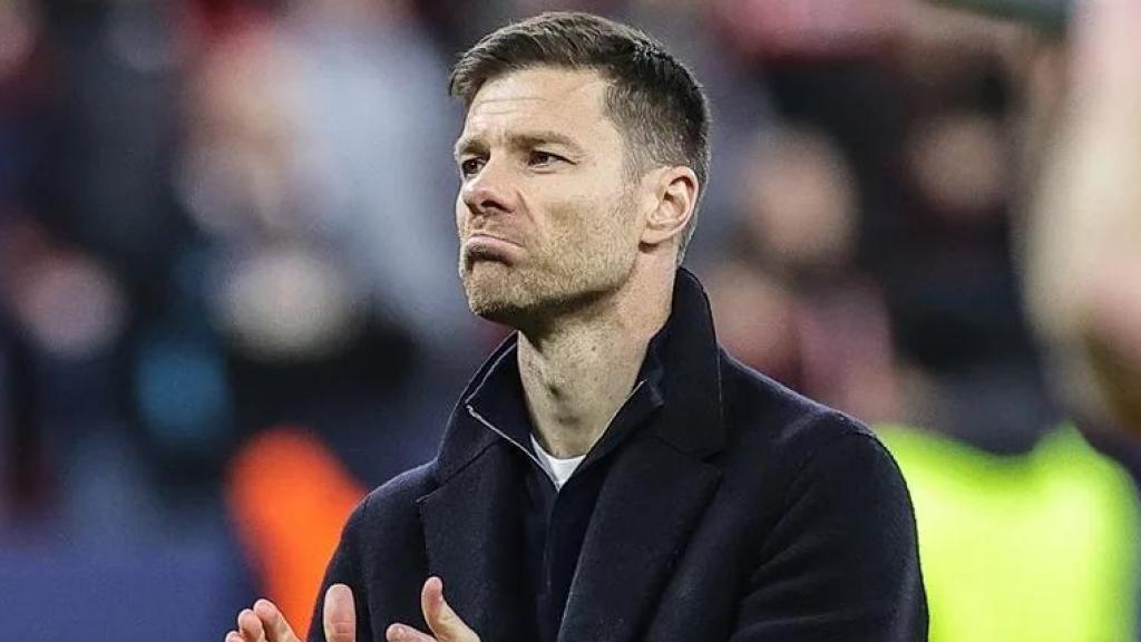 Xabi Alonso aplaude a la afición del Bayer Leverkusen