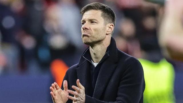 Xabi Alonso aplaude a la afición del Bayer Leverkusen