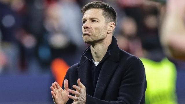 Xabi Alonso aplaude a la afición del Bayer Leverkusen