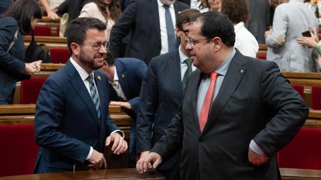 Pere Aragonès e Ignasi Elena, en el Parlament de Cataluña