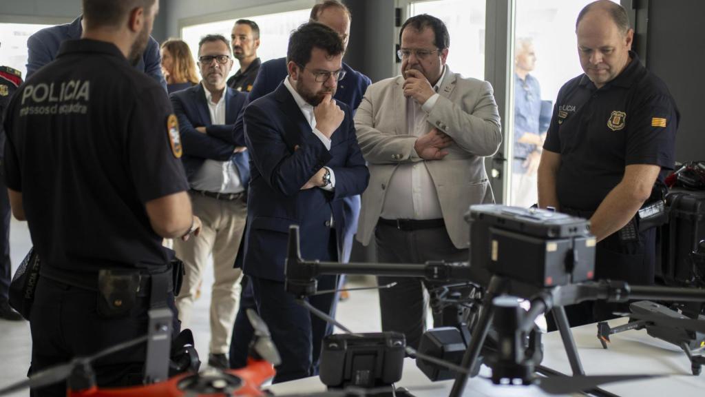 Pere Aragonès y Joan Ignasi Elena, durante la presentación del plan de verano de la Policía Marítima del cuerpo de los Mossos d’Esquadra en 2023