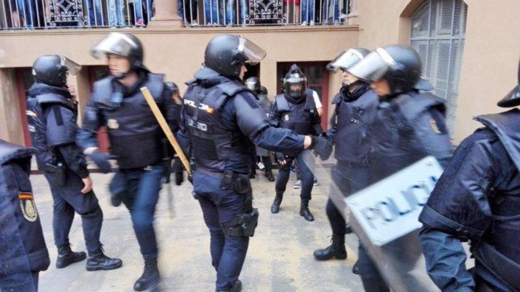 Policía Nacional durante el referéndum del 1-O