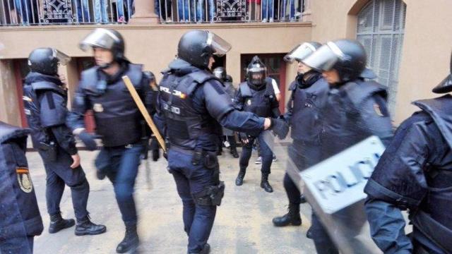 Policía Nacional durante el referéndum del 1-O