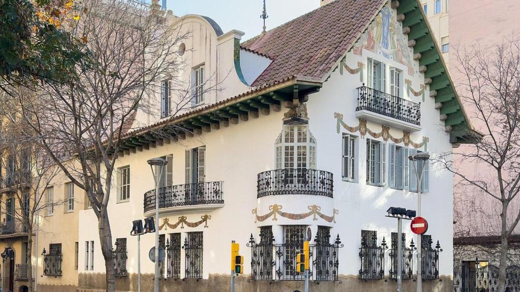 La casa rural modernista que sorprende en el centro de Barcelona, la Casa Pere Company