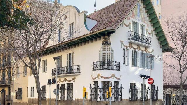 La casa rural modernista que sorprende en el centro de Barcelona, la Casa Pere Company