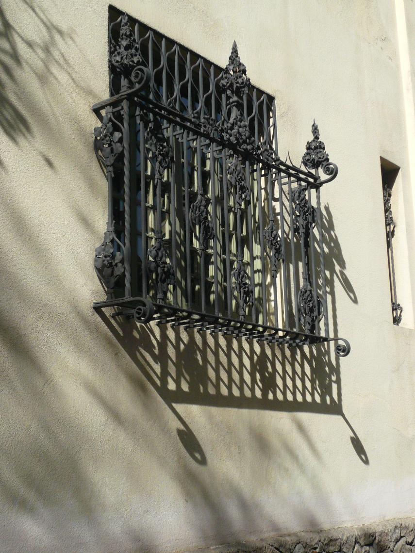 Detalle de rejas modernistas de la Casa Pere Company