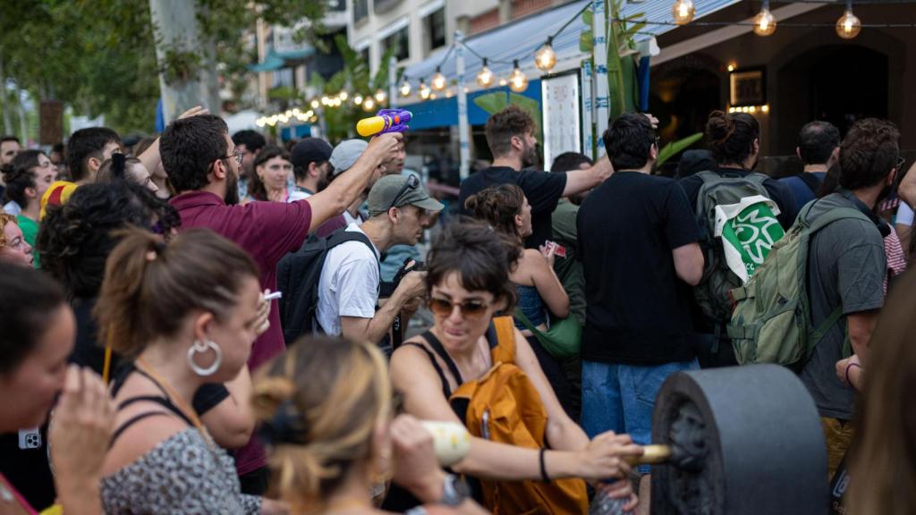 Varias personas atacan a turistas, durante una manifestación contra el turismo masificado en Barcelona, en 2024
