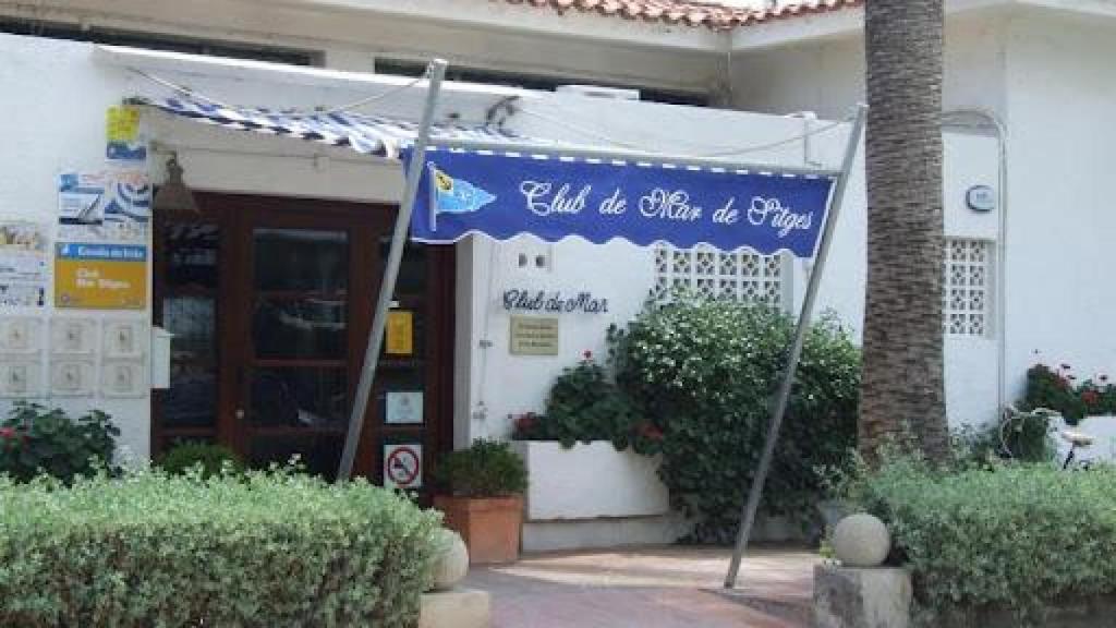 Acceso al Club de Mar de Sitges