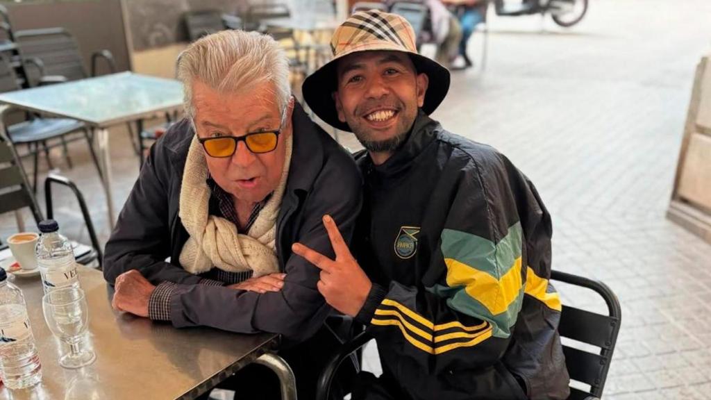 El agente Josep Maria Minguella, con el padre de Lamine Yamal, Mounir Nasraoui, en una terraza