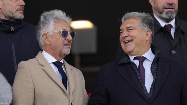 El directivo Xavi Puig y el presidente del Barça, Joan Laporta, en el palco para el clásico femenino