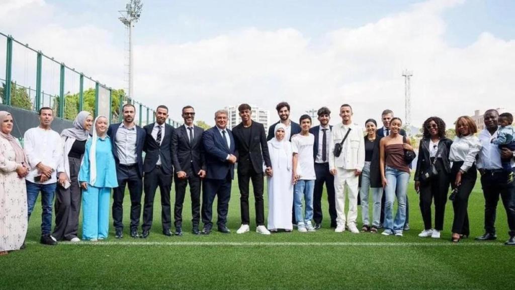 Familia y abogados de Lamine Yamal en su última firma con el Barça