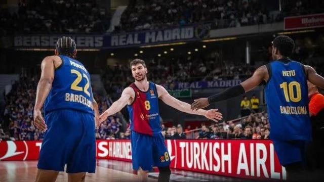 Darío Brizuela da la mano a Jabari Parker y Chimezie Metu