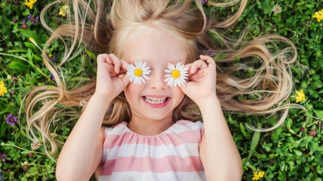 Niña con margaritas en los ojos