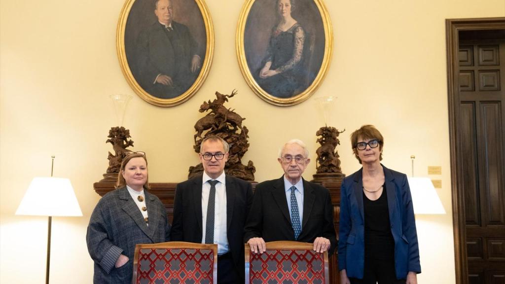 La secretaria general de la Fundació Dalí, Isabella Kleinjung, el presidente de la Fundació Dalí Jordi Mercader, el director de la Fundació Dalí, Fèlix Roca y la directora de los Museus Dalí, Montse Aguer (d-i)