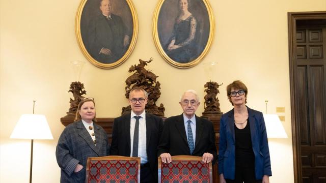 La secretaria general de la Fundació Dalí, Isabella Kleinjung, el presidente de la Fundació Dalí Jordi Mercader, el director de la Fundació Dalí, Fèlix Roca y la directora de los Museus Dalí, Montse Aguer (d-i)