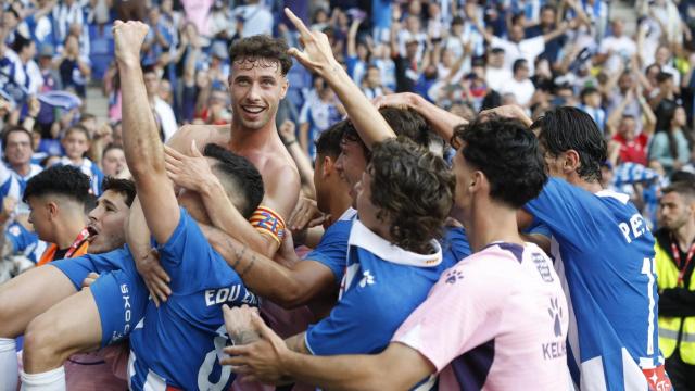 Los jugadores del Espanyol celebran eufóricos el gol de Javi Puado contra Las Palmas