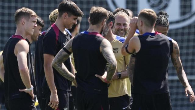Hansi Flick y los futbolistas del Barça, en el entrenamiento previo al partido contra el Athletic