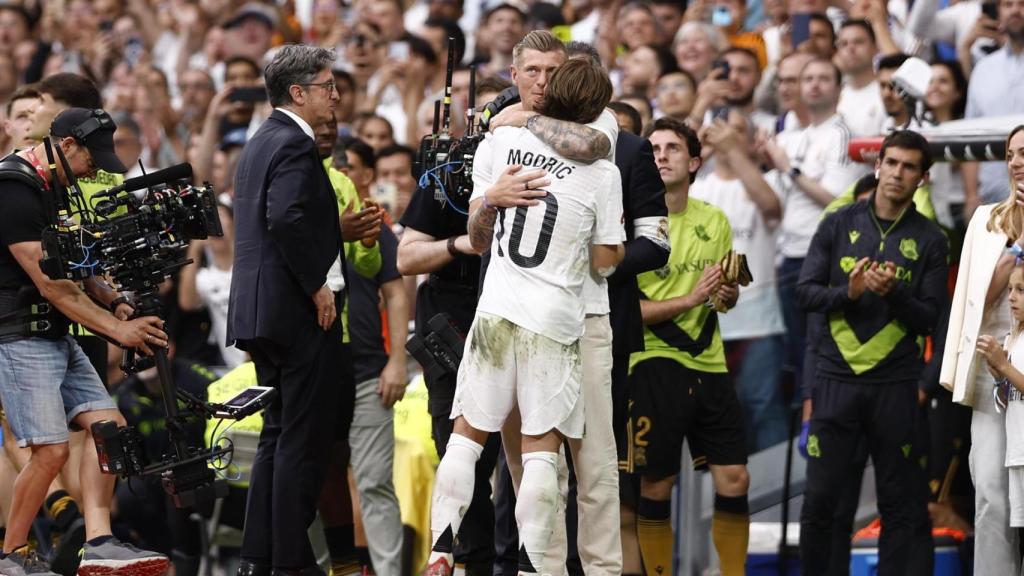 Modric se abraza con Kroos tras ser sustituido ante la Real Sociedad