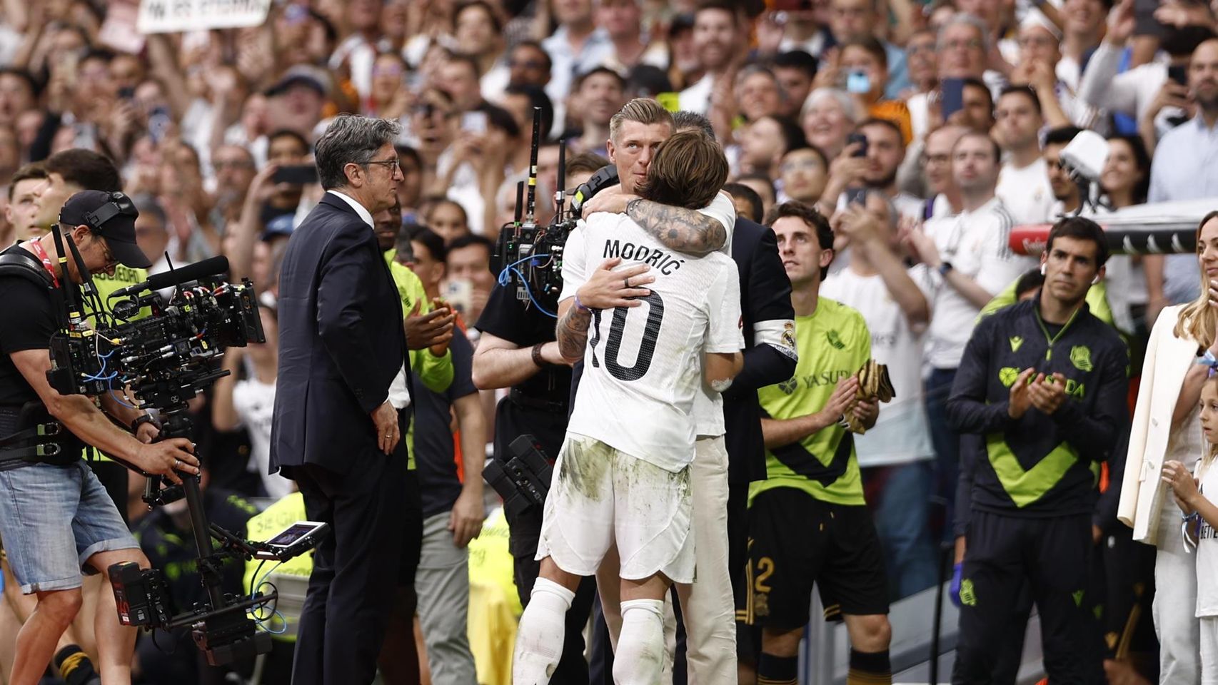 Modric se abraza con Kroos tras ser sustituido ante la Real Sociedad