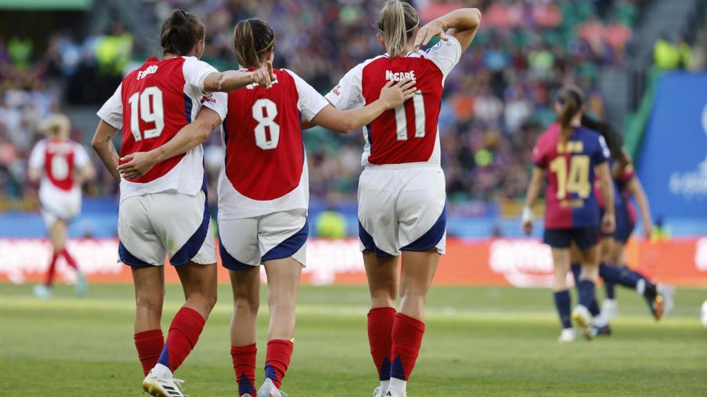 Mariona Caldentey felicita a sus compañeras por el gol del Arsenal contra el Barça Femenino
