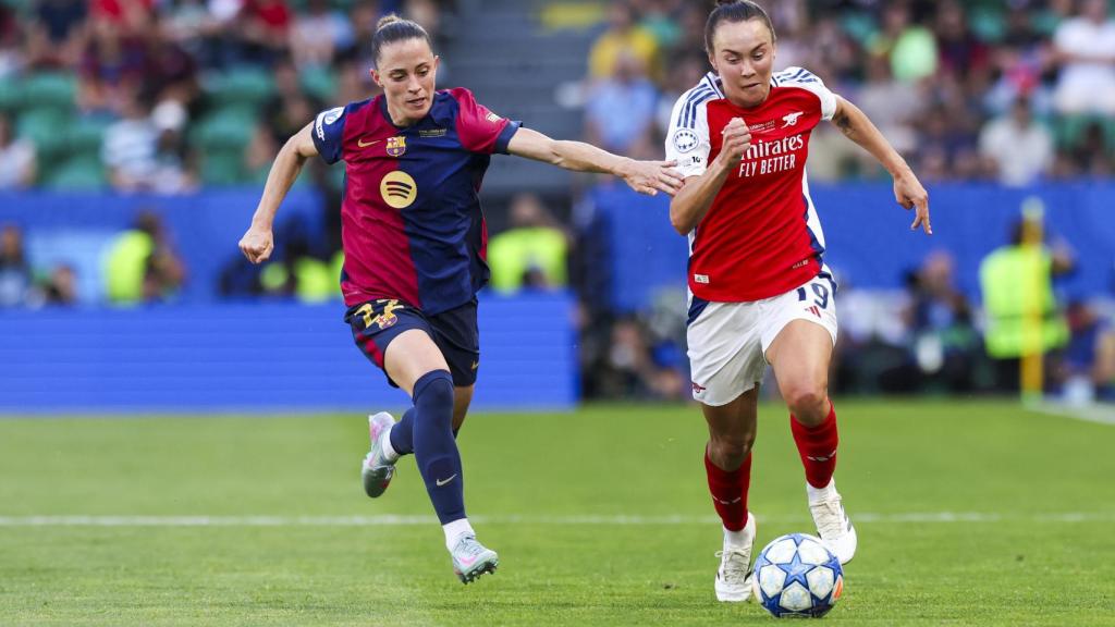 Ona Batlle pugna con una jugadora del Arsenal en la final de la Champions League femenina
