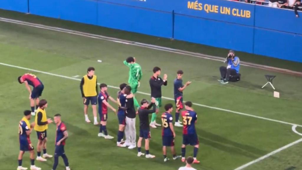 Los jugadores del Barça B agradecen el apoyo de la afición culé después de descender a Segunda RFEF