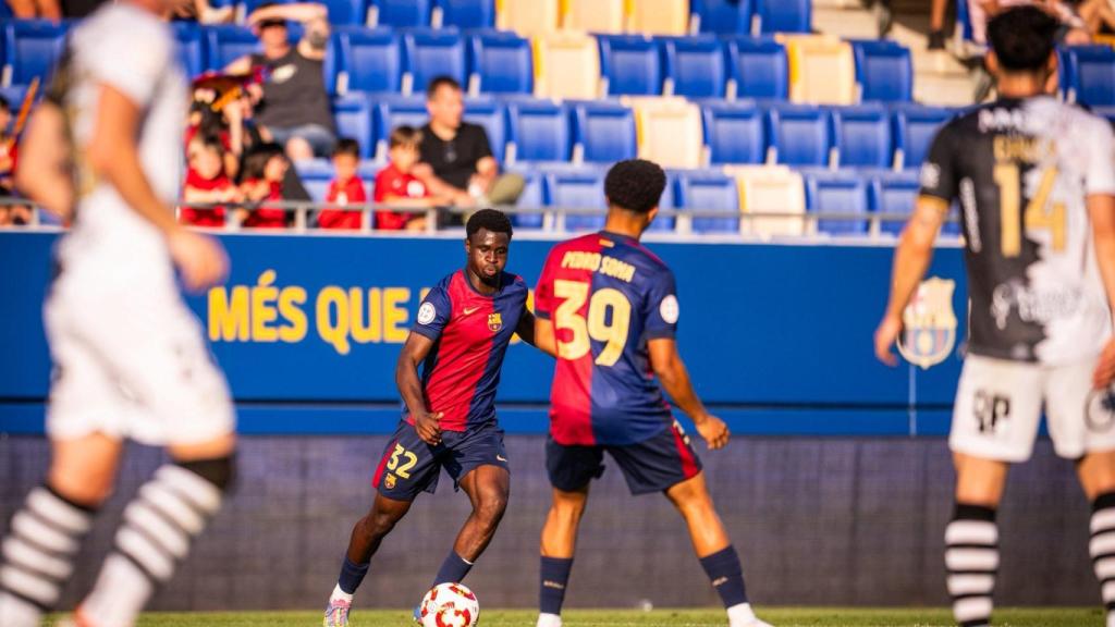 Landry Farré arma la pierna en el Barça B-Unionistas de Primera RFEF