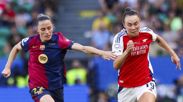 Ona Batlle pugna con una jugadora del Arsenal en la final de la Champions League femenina