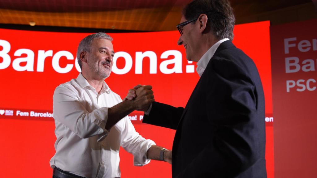 El alcalde de Barcelona, Jaume Collboni (i) y el presidente de la Generalitat de Cataluña, Salvador Illa (d)