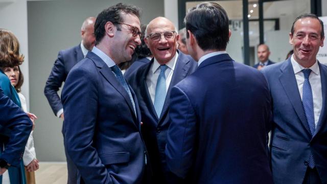 El ministro Carlos Cuerpo, el presidente del Banco Sabadell, Josep Oliu, y su homólogo del BBVA, Carlos Torres, conversan en el Ministerio de Economía