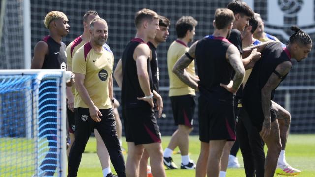 Hansi Flick y los jugadores del Barça, en el entrenamiento previo al partido contra el Athletic Club