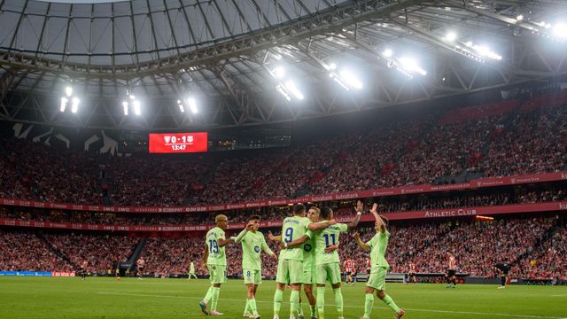 Los jugadores del Barça celebran un gol de Robert Lewandowski contra el Ahletic Club