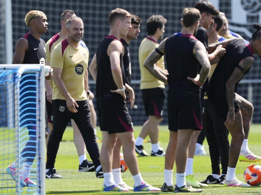Hansi Flick y los jugadores del Barça, en el entrenamiento previo al partido contra el Athletic Club